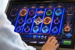 Alkemia on Veikkauksen monilinjainen peli, jossa on kaikkien pelisalien yhteinen kasvava jackpot-päävoitto.