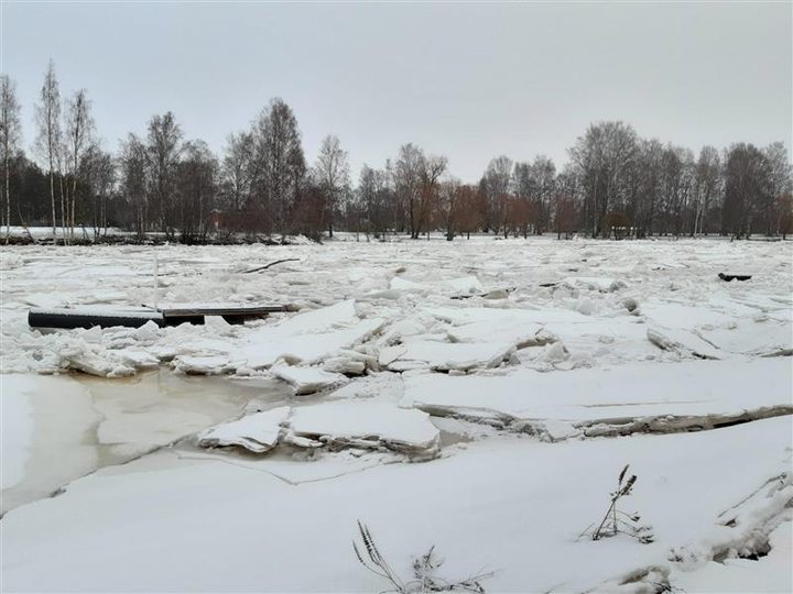 Jäät olivat pakkautuneet Kokemäenjokeen Porissa 21.1.2023. Kuva: Taina Koivisto, Porin kaupunki.