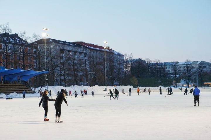 Helsingin tekojäät, kuten Brahenkenttä, ovat tänä talvena olleet ensimmäistä kertaa maksuttomia luistelijoille.