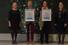 Rehtori Eeva Sahlman, vuoden yrittäjäopiskelija 2021 Juho Rautio, koulutusasioiden asiantuntija Marja Vartiainen Suomen Yrittäjistä (vuoden yrittäjyyskasvatuksen kumppani) ja yrittäjyyskasvatuksen koordinoiva tiimimestari Sari Karjalainen.