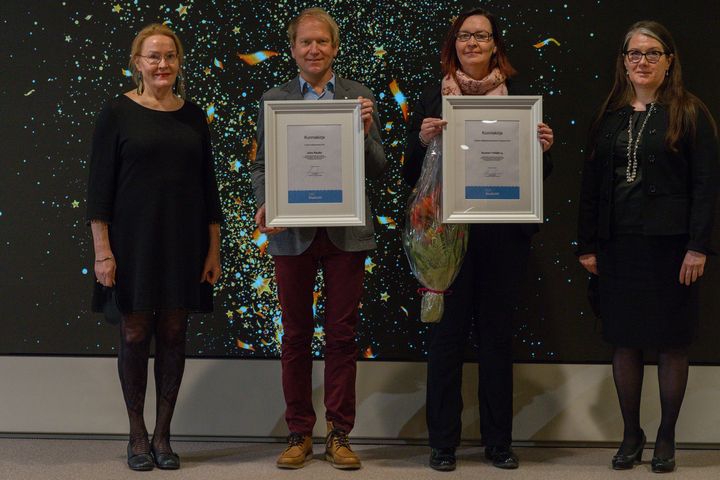 Rehtori Eeva Sahlman, vuoden yrittäjäopiskelija 2021 Juho Rautio, koulutusasioiden asiantuntija Marja Vartiainen Suomen Yrittäjistä (vuoden yrittäjyyskasvatuksen kumppani) ja yrittäjyyskasvatuksen koordinoiva tiimimestari Sari Karjalainen.