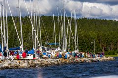 Päijännepurjehduksen lähtöä voi seurata lauantaina Padasjoen satamasta. Tapahtuma alkaa junioripurjehtijoiden PrePäitsi-jollakisalla jo torstaina 16.7. Suurinta osa varsinaiseen Päijännepurjehdukseen osallistuvista suurista köliveneistä odotetaan Padasjoelle hyvissä ajoin ennen kilpailun lähtöä torstain ja perjantain aikana. Kuva: Päijännepurjehdus / Pepe Korteniemi.