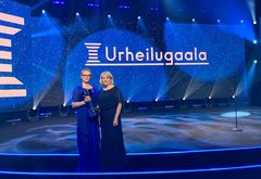 Suomen aktiivisin työpaikka -palkinnon vastaanottivat Urheilugaalassa työhyvinvointipäällikkö Oili Ojala (oik.)  ja terveysliikunnan suunnittelija Minna Keskitalo PPSHP:stä.