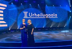 Suomen aktiivisin työpaikka -palkinnon vastaanottivat Urheilugaalassa työhyvinvointipäällikkö Oili Ojala (oik.) ja terveysliikunnan suunnittelija Minna Keskitalo PPSHP:stä.
