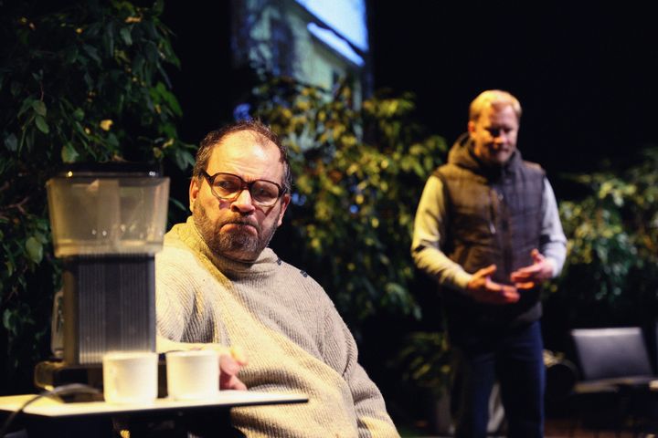 Mieslive on riskialtis ja räävitön komedia miehisyydestä ja nykymiehen kompuroinnista muuttuvassa maailmassa. Teatteri Siperian uuden teoksen kantaesitys nähdään Tampere-talon Maestro-salissa tiistaina 15. maaliskuuta 2022. Kuva: Jere Riihinen