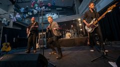 Hyvinkään Poikkeustilaklubin livelähetykset tavoittavat kaupunkilaiset suljetun kaupungintalon aulasta. Kuvassa Mika Ikonen etäkeikalla bändinsä kanssa 2.4.2020 lähetyksessä. Kuvaaja: Helena Eslon / Hyvinkään kaupunki