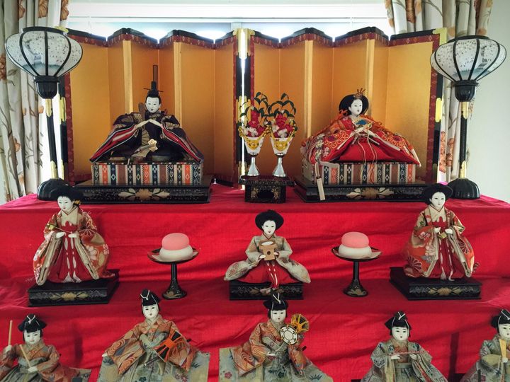 Japanissa vietetään 3. maaliskuuta tyttöjen päivää Hinamatsuria, johon liittyvät perinteisesti nuket.