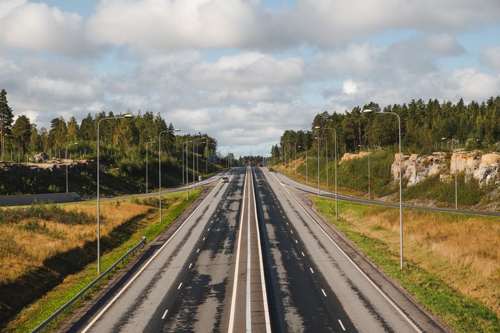 Talvi- ja pimeän ajan nopeusrajoitukset tulevat voimaan torstaina 28.10. Kuvituskuva.