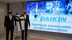 Daikinin toimitusjohtaja Osman Orkan Durmaz ja Suomen Palloliiton myynti- ja markkinointijohtaja Mikko Varis iloitsevat nyt solmitusta yhteistyökumppanuudesta.