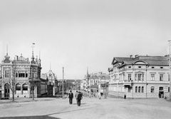 Hämeenkatu vuonna 1901. Kyttälän saneerauksen yhteydessä 1890-luvulla Hämeenkadun itäpäähän rakennettiin koristeellisia uusrenessanssitaloja. Ne olivat pääosin matalia puutaloja, mutta joukosta erottautuivat majesteetillisina Hällströmin palatsi ja Ruuskasen talo. Hämeenkadun itäosa kärsi suuria tuhoja sisällissodassa keväällä 1918 ja talvisodan pommituksissa. Puiset uusrenessanssitalot saivat 1930-luvulta lähtien väistyä modernististen liikerakennusten tieltä. Kuva: Richard Thule/Vapriikin kuva-arkisto