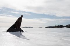 Sörnäistenniemen Möhkäle on Petri Kekoni Companyn tilallinen soolotanssiteos. Kuva: Orrensalophoto