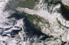 Lumen saartama Italia. Copyright: sisältää ESA:n Copernicus Sentinel -satelliitin datasta (2018) muokkaamaa tietoa 
ECC BY-SA 3.0 IGO