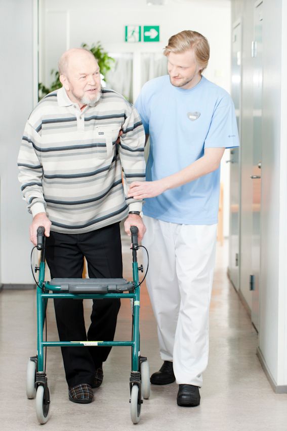 Lähihoitaja avustaa vanhusta