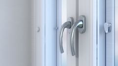 Tiivin Kristalli-ikkunoissa on uudenlainen lukitusmekanismi. Ikkunassa on vain yksi kahva, josta kääntämällä kaikki lukituskielet lukittuvat ja aukeavat yhtä aikaa. Lukituskieliä on paitsi puitteen ulkoreunassa, myös ylä- ja alareunassa.