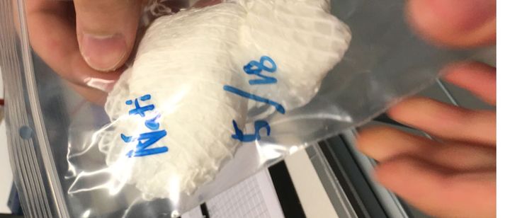 Sähkökehrätty natriumtitanaatti kerääntyy maadoitetulle verkolle silkkipaperin kaltaiseksi kerrokseksi.