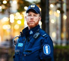 Vanhempi konstaapeli Heikki Mäkiprosi Helsingin poliisilaitokselta sai Diakonissalaitoksen Aurora-palkinnon.