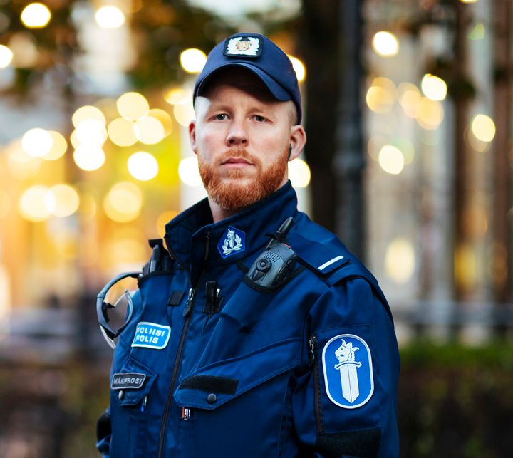 Vanhempi konstaapeli Heikki Mäkiprosi Helsingin poliisilaitokselta sai Diakonissalaitoksen Aurora-palkinnon.