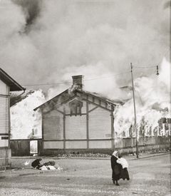 Fortsättningskrigets förödelse i stadsdelen Martti i Åbo år 1941. Fotografen Yrjö Paldán tog fotografier på bombskadorna i Åbo under andra världskriget. Åbo Museicentrum digitaliserade bilderna till Finna. 
Användningsrätt till bilden: CC BY-ND 4.0. 
https://finna.fi/Record/musketti_tmk.M20:VA0102:1:34