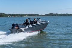 On the water, VMAX Edition models stand out from base models thanks to their special VMAX colour scheme along the sides and on the outboard. The VMAX-inspired accent panels are accentuated by the red stripe on the waterline.