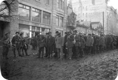 Punaisia vangittuja Hämeenkadulla 6.4.1918. Vapriikin kuva-arkisto