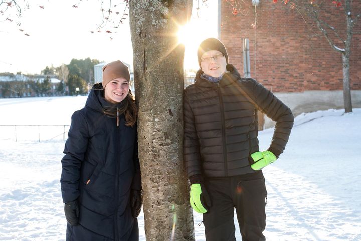 Tutkijatohtori Donna Niemistö ja väitöskirjatutkija Jani Hartikainen tutkivat liikkumisen mahdollisuuksia kouluissa. Kuva: Jyväskylän yliopisto