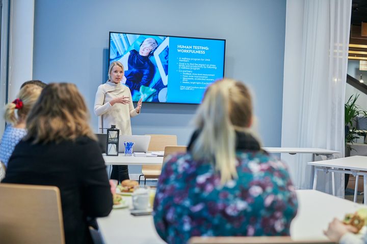 UMA Workspacen markkinointipäällikkö Hanne-Mari Ahonen kertoo testiryhmälle koejakson taustoista.