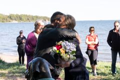 Stadsdirektör Jukka Mäkelä tog emot gåvan för esbobornas del.