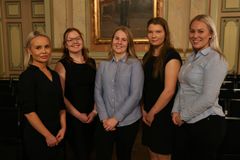 Kuvassa 72 tunnin liikennehaasteen voittajat vuosimallia 2021 eli Heidi-Maria Marttila (vasemmalla), Viivi Lehtinen, Veera Röyttä, Sanna Karppinen ja Oona Sarkaranta. Kuvasta puuttuu joukkueessa mukana ollut Mari Einola. Kuva: Ramboll Finland