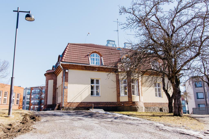 Tampereen Herrainmäellä sijaitseva yli satavuotias Villa Sandsund -huvila sai uuden elämän loisteliaana putiikkihotellina.