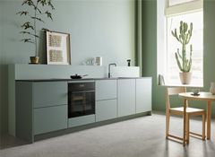 Tyylikkään vihreän Veda Touch -keittiömallin työtaso on laminaattia. Kuva: Kvik