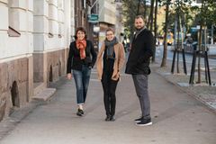 Helsingin yritysluotsit Heidi Lihr, Suvi Tuiskunen ja Jukka-Pekka Tolvanen ovat yrittäjien uusi kontaktipinta kaupunkiin. (Kuva: Sakari Röyskö)