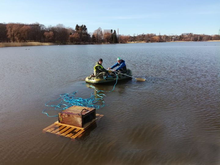 Punasotkan pesintälaatikkoa viedään Töölönlahdelle. Kuva Elli Valtonen.