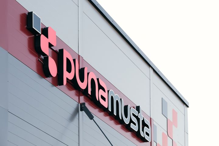 PunaMusta on Suomen ainoa yhtiö, jonka tarjonta kattaa 100-prosenttisesti hiilineutraalit painotuotteet käyntikorteista laajalevikkisiin lehtiin.