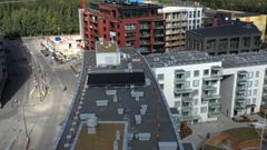 Kustinpolku 7 on energiapihi uudisrakennus. Kuvassa katolla oleva aurinkopaneeli. Kuva: Heka/Heikki Kynsijärvi