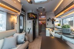 Vuokrattavasta Rapido-matkailuautosta löytyy viihtyisä makuutila, hyvin varusteltu keittiö ja runsaasti säilytystilaa. Kuva: Mediakukkaro/Timi Kukkaro