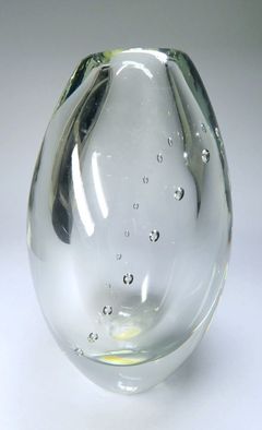 Vasen Helminauha. Gunnel Nyman, Notsjö glasbruk, 1947. Helsingfors Stadsmuseum, CC BY 4.0. https://bit.ly/3bRZQqm.