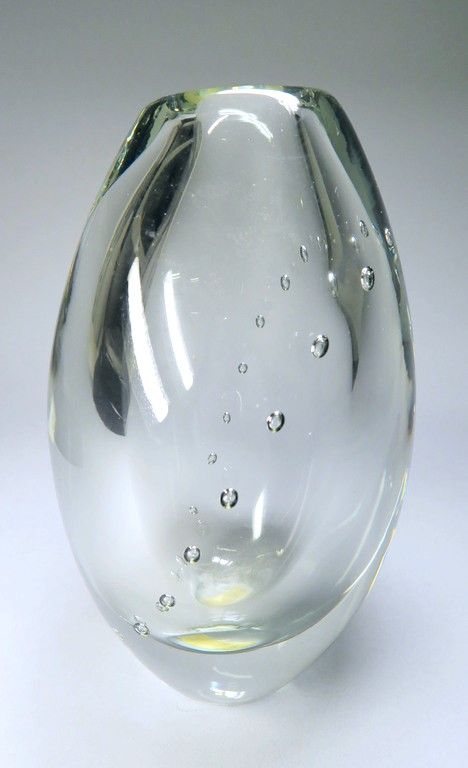 Vasen Helminauha. Gunnel Nyman, Notsjö glasbruk, 1947. Helsingfors Stadsmuseum, CC BY 4.0. https://bit.ly/3bRZQqm.