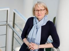 Professori Karoliina Honkala Jyväskylän yliopistosta johtaa yhteistyötutkimusta, jossa kehitetään tehokkaampia katalyyttejä muuntamaan hiilidioksidia polttoaineiksi.Kuva: Jyväskylän yliopisto