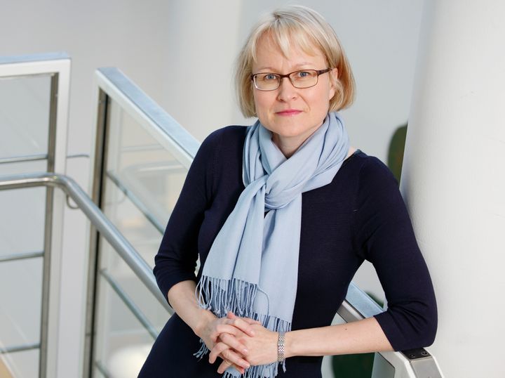 Professori Karoliina Honkala Jyväskylän yliopistosta johtaa yhteistyötutkimusta, jossa kehitetään tehokkaampia katalyyttejä muuntamaan hiilidioksidia polttoaineiksi.Kuva: Jyväskylän yliopisto