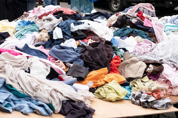 Poistotekstiilin lajittelulla vähennetään sekajätettä ja hyödynnetään käyttökelvottomia vaatteita jalostamalla niistä kierrätyskuitua.