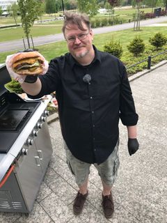 Burgeriharrastaja Antti Suikkarin smash-tyylillä valmistamansa LilBRGR-hampurilainen.