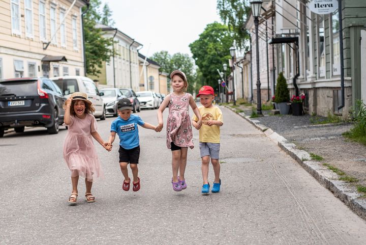 Neljä lasta käsikkäin Kokkolan vanhan kaupungin Neristanin kadulla. Kuva: Elisa Karhula