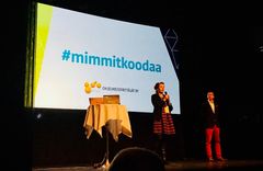 #Mimmitkoodaa-lavalla kampanjan alullepanija Vlada Laukkonen ja Ohjelmistoyrittäjät ry:n toimitusjohtaja Rasmus Roija keskiviikkoiltana Vanhalla ylioppilastalolla. Kuva: Sandra Calvo