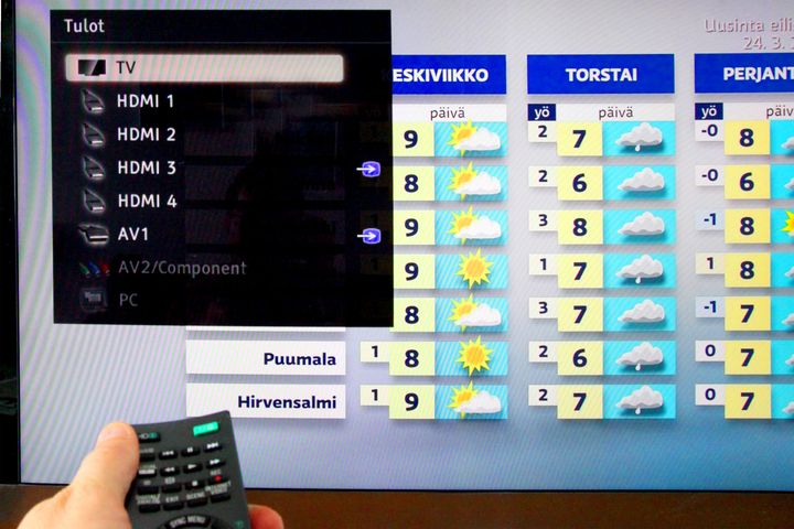 Tietoliikenneverkkojen kuormituksen säästötalkoisiin on helppo osallistua kotisohvalta muutamalla kaukosäätimen napin painalluksella, mikäli vastaanotin on liitetty perinteiseen antennirasiaan. Kuva: Mikko Arvinen, Sähköinfo Oy