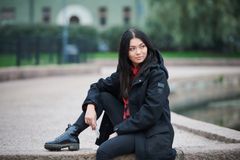 Uudessa katu- ja metsäuskottavassa Territory Jacket -sarkatakissa yhdistyvät Billebeinon lifestyle-markkinatuntemus sekä korkealuokkaisia ulkoiluvaatteita suunnittelevan perinteikkään Sastan asiantuntemus kestävyydessä, teknisissä yksityiskohdissa, materiaaleissa ja vastuullisessa valmistuksessa. Kuva: Lari Järnefelt