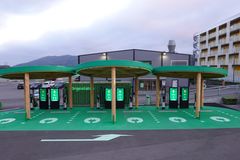 Greenstation charging hub in Straume, Norway. The charging hub features a unique user experience utilizing synchronous co-ordination and customized branding of Kempower Satellite displays and a set of large screens.