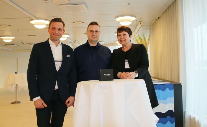 Net Groupin Priit Kongo ja Heli Siponen allekirjoittivat HSY:n Harri Huikurin (kesk) kanssa sopimuksen laskutus- ja asiakastietojärjestelmän toimittamisesta.