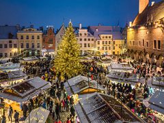 Euroopan kauneimmaksi nimetty Tallinnan joulutori hehkuu tunnelmaa tammikuuhun saakka