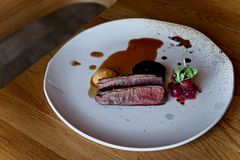 Syksyn Menu Nokka sisältää sorsaa, jonka reseptissä on hyödynnetty Sastan perustajan Urpo Saastamoisen riistaruokavinkkiä siitä, että riistan makua ei saa peittää. Kuva: Rasmus Tikkanen