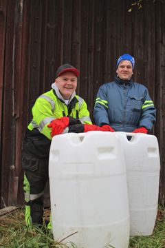 18-åriga Niko Hartikainen och 25-åriga Jarkko Wesin tog emot kärl vid 4H-föreningens insamlingsställe i byn Kylmäkosken Asema. Ungdomarna var nöjda med möjligheten som kom via 4H. ”Det här är ett bra jobb för ungdomar. Det här jobbet kan man göra trots att man inte har så mycket arbetserfarenhet än. Det ger värdefull arbetserfarenhet för framtida arbetsansökningar.”